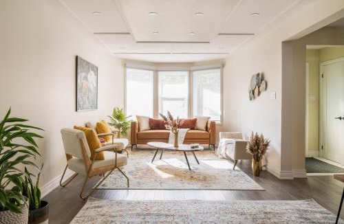 Newmarket Apartment | Lux 5BR Spacious Home Near Yonge St