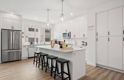 Southwest Calgary House | Luxe 3BR Townhome, 2 Garage, King Bed, Central Heating, Ski Access, Near Banff