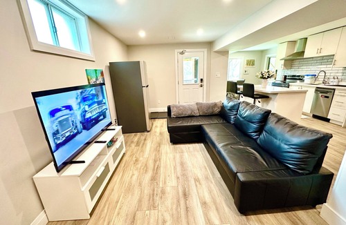 Rosemount House | Luxurious 2 bedroom Heated floor 2 bathroom near to Chicopee Hill & Airport
