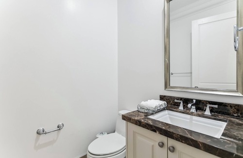 Bay Street Corridor Apartment | Luxurious 3bed 3bath Penthouse in Heart of Downtown Toronto | Parking & Gym