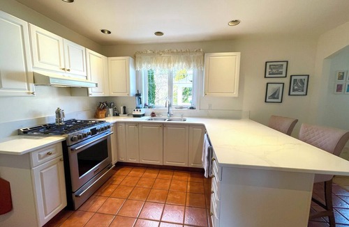Esquimalt House | Luxurious 4-bedroom waterfront house in Victoria with beautiful gardens