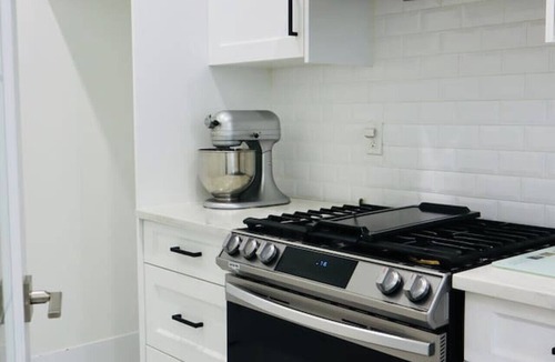 South Newton House | Luxurious 4BR - Family Retreat - King Beds