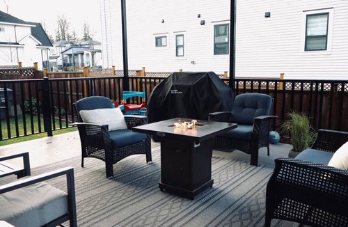 South Newton House | Luxurious 4BR - Family Retreat - King Beds