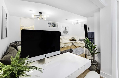 Etobicoke House | Luxurious 5 Star 5-Bedroom, 4-Bathroom Designer Estate