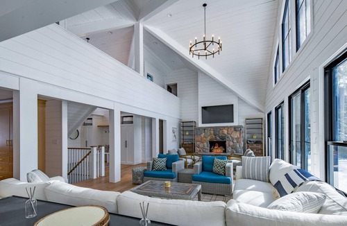 Port Carling Villa | Luxurious 6 Bedroom, 6 Bath on Lake Muskoka! Boathouse!