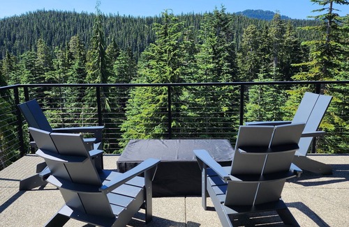 Courtenay Ski Chalet | Luxurious Chalet with Hot tub, Sauna & Fireplace on Mt Washington
