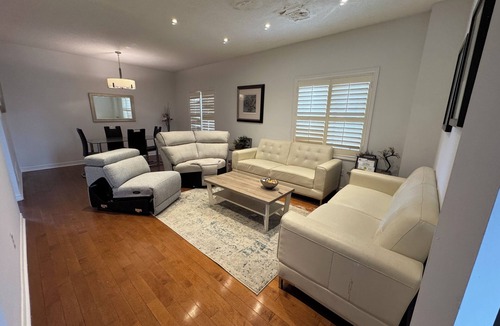 Churchill Meadows House | Luxurious House - 4 Bedrooms, 1 king, 3 queen, 1 singe bed near airport sq1