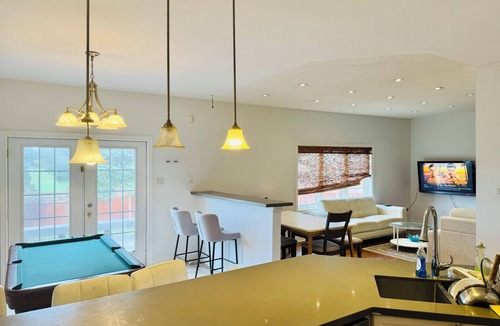 Churchill Meadows House | Luxurious House - 4 Bedrooms, 1 king, 3 queen, 1 singe bed near airport sq1