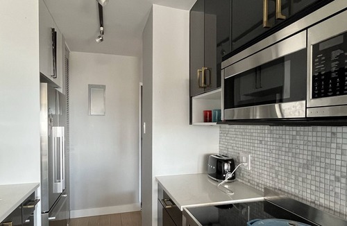 Fairfield Condo | Luxurious James Bay condo - modern + 10 min from ocean!