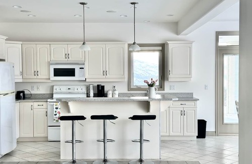 Southwest Mission House | Luxurious Kelowna Retreat - Ideal for Families, Relocation, Romantic Getaways