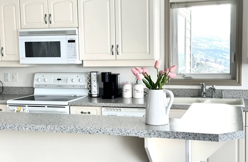 Southwest Mission House | Luxurious Kelowna Retreat - Ideal for Families, Relocation, Romantic Getaways