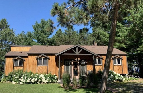 Callander Cottage | Luxurious Lake House with Hot Tub - Come and Enjoy and Unwind by Lake Nipissing!