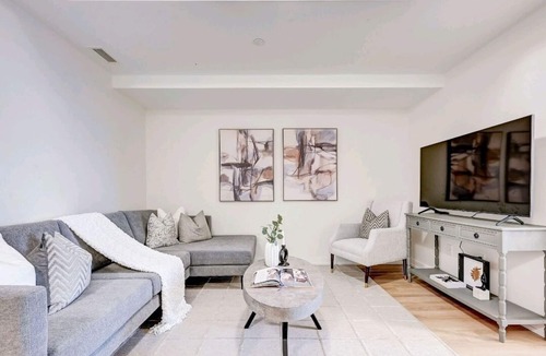 Rockcliffe - Smythe House | Luxurious large and stylish townhome with EV parking