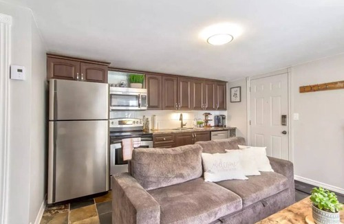 Downtown Gatineau House | Luxurious one bedroom riverfront unit 10 min drive from downtown Ottawa