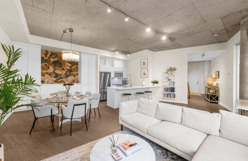 St. Lawrence Condo | Luxury 2 Bed & 2 Bath | Parking | Downtown Toronto
