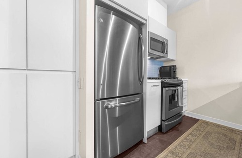 St. Lawrence Condo | Luxury 2 Bed & 2 Bath | Parking | Downtown Toronto