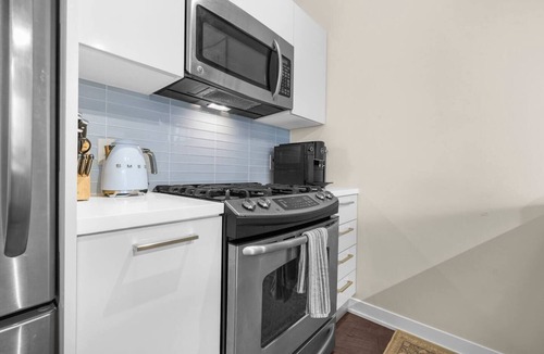 St. Lawrence Condo | Luxury 2 Bed & 2 Bath | Parking | Downtown Toronto