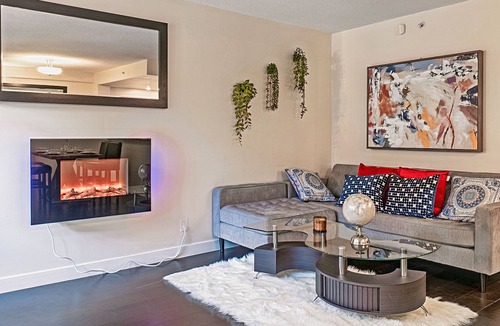 Yaletown House | Luxury 2 Bedroom Duplex Yaletown w/Fireplace & Den