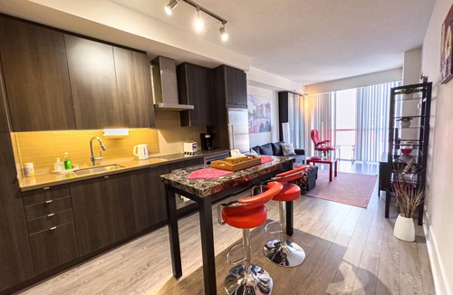 Fashion District Hotel | Luxury 2 Beds with Lakeview near CN Tower, Scotia Arena & FREE PRIVATE PARKING