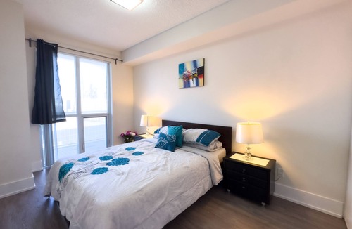 Fashion District Hotel | Luxury 2 Beds with Lakeview near CN Tower, Scotia Arena & FREE PRIVATE PARKING