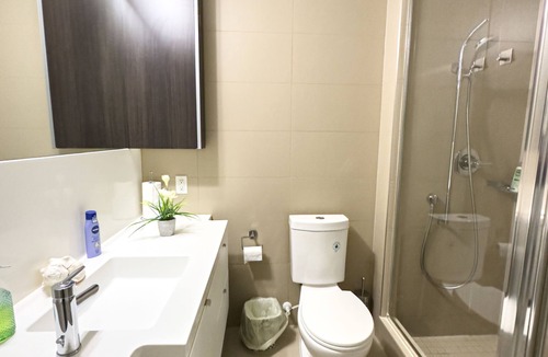 Fashion District Hotel | Luxury 2 Beds with Lakeview near CN Tower, Scotia Arena & FREE PRIVATE PARKING
