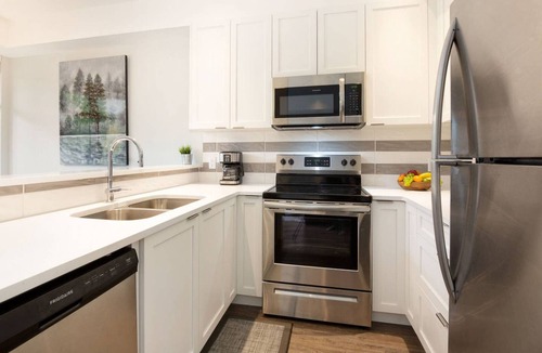 Village North Villa | Luxury 2Br/2Ba Townhouse- Pool, HT, Secure bike storage