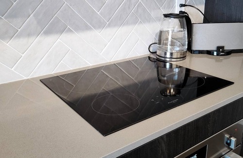 The Queensway Apartment | Luxury 2BR+Den Getaway and Free Parking Near Airport