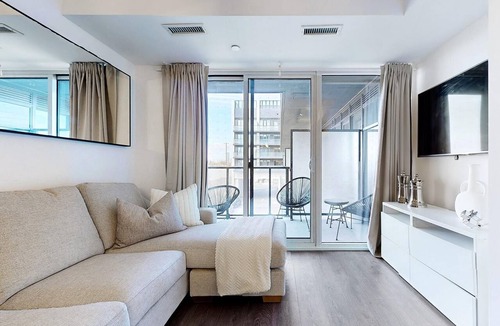 The Queensway Apartment | Luxury 2BR+Den Getaway and Free Parking Near Airport