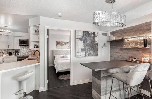 Downtown Mississauga Condo | Luxury 2BR+Den | Steps from SQ1 | Panoramic Views!