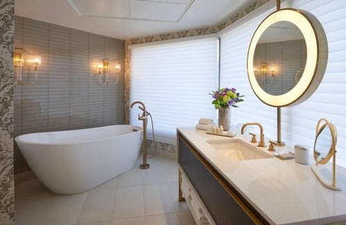 Toronto Entertainment District Apartment | Luxury 2BR Downtown Stay Near CN Tower