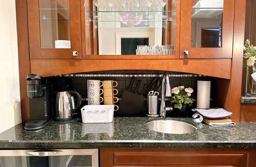 Kerrisdale House | Luxury 2BR Retreat in Kerrisdale | Near DT & YVR