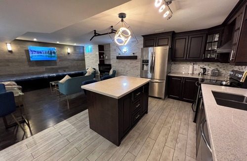 Meadowvale Village House | Luxury 2BR Suite 1.5 Bath Near HWY 401/Airport!