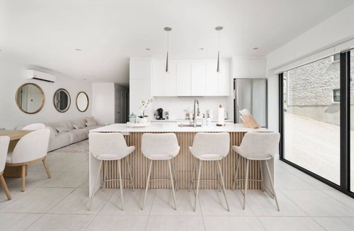 Laval Apartment | Luxury 2BR Waterfront Condo w/Garage Parking
