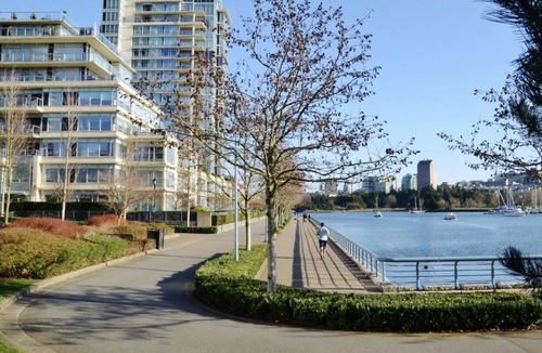 Southeast False Creek House | Luxury 3 Bedroom Waterfront Townhome in Trendy Yaletown