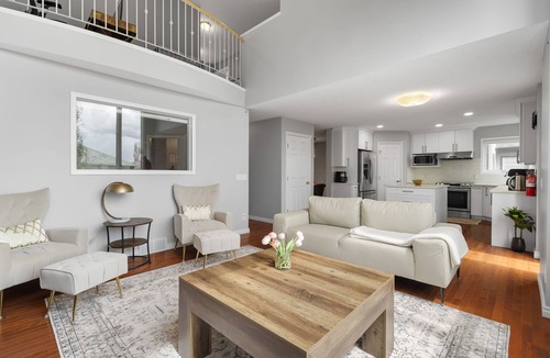 Panorama Hills House | Luxury 4BR | 8 Guests, AC, Garage, Near YYC&Banff