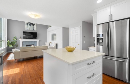 Panorama Hills House | Luxury 4BR | 8 Guests, AC, Garage, Near YYC&Banff