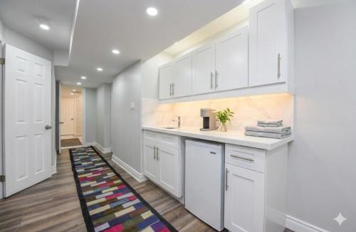 Churchill Meadows House | Luxury 4BR Family Home, Sleeps 8 plus Private Fence