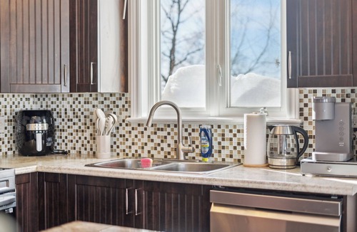 Ottawa Division House | Luxury 4BR Home, Sleeps 10, Private & Near Shops in Ottawa