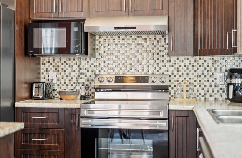 Ottawa Division House | Luxury 4BR Home, Sleeps 10, Private & Near Shops in Ottawa
