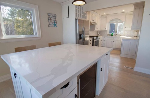 Port McNicoll Cottage | Luxury 4BR Lakefront Cottage W/Sauna & Dock!