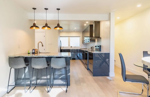 London House | Luxury 5-Bed London Retreat: Hot Tub & Sauna + Prime Location, Ultimate Comfort!
