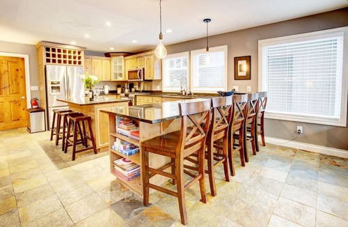 Nicklaus North Apartment | Luxury 5BR Home:Sleeps 10 Comfortably,Hot Tub,Free Parking,Patio+BBQ-5 minutes to Village!