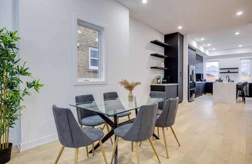 New Toronto House | Luxury 6 BDRM Entire Home in Lakeshore Toronto