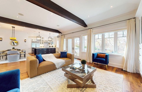 Thornhill House | Luxury 6 Bedroom Bungalow with Game Room [Located near Keele & Lawrence]