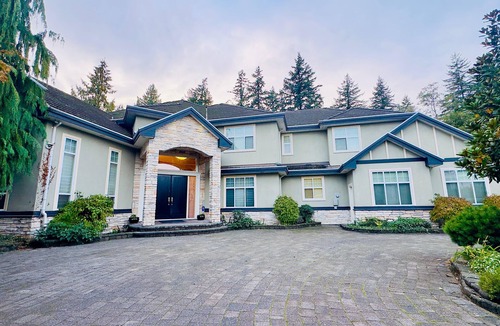 Surrey Newton House | Luxury 6 bedroom home with 5 full baths - 12-15 people. Close to all amenities