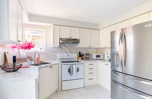 East Credit House | Luxury 7BR Haven in Mississauga| Near Square one| Minutes to Airport| Sleeps 16+