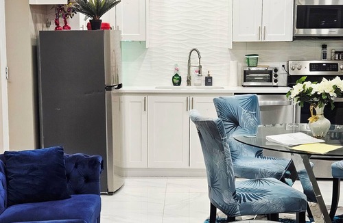 Niagara Falls Apartment | Luxury basement, 3 bedrooms 2 bathrooms 4 beds sleep 8. Close to Falls