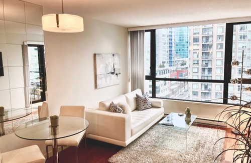 Yaletown Apartment | Luxury Beautiful Suite in the Heart of Downtown - Steps to BC Place Stadium!