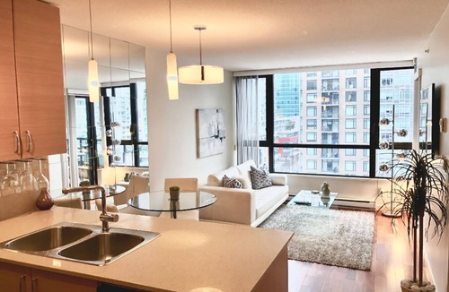 Yaletown Apartment | Luxury Beautiful Suite in the Heart of Downtown - Steps to BC Place Stadium!