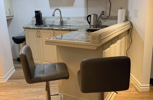 Milton Apartment | Luxury Bright Walkout Apartment